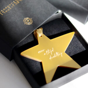 Hanger, voor altijd dichtbij — Een gouden sterhanger gegraveerd met 'voor altijd dichtbij' — draag je dierbare altijd bij je. Incluisief elegant geschenkdoosje.